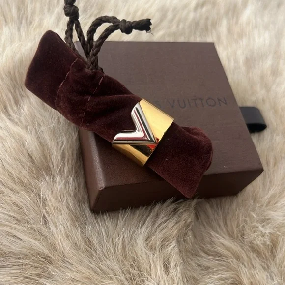 Louis Vuitton Bague Essential V Gold Tone / silver Ring - Picture 6 of 7